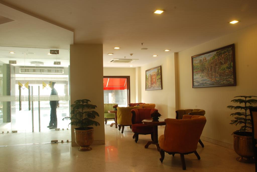 Hotel Classic Diplomat New Delhi Exterior photo